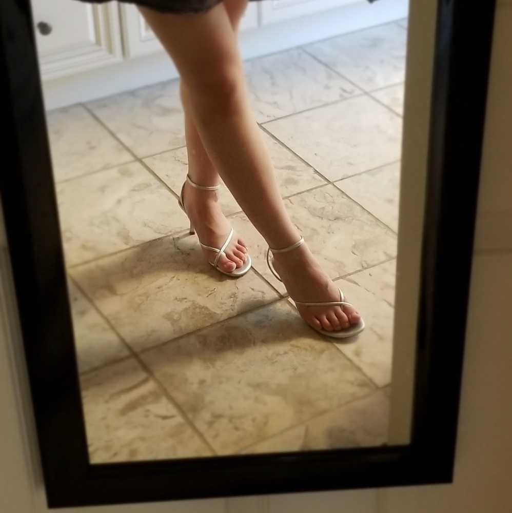 NEW SILVER LEATHER BARELY THERE STRAPPY HEEL 6